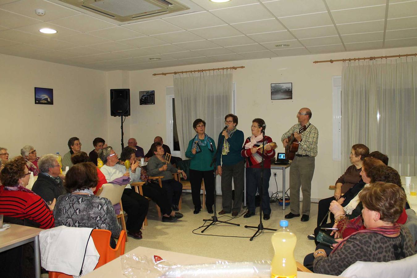 Disfrutando de la Navidad en el Hogar de Mayores. 