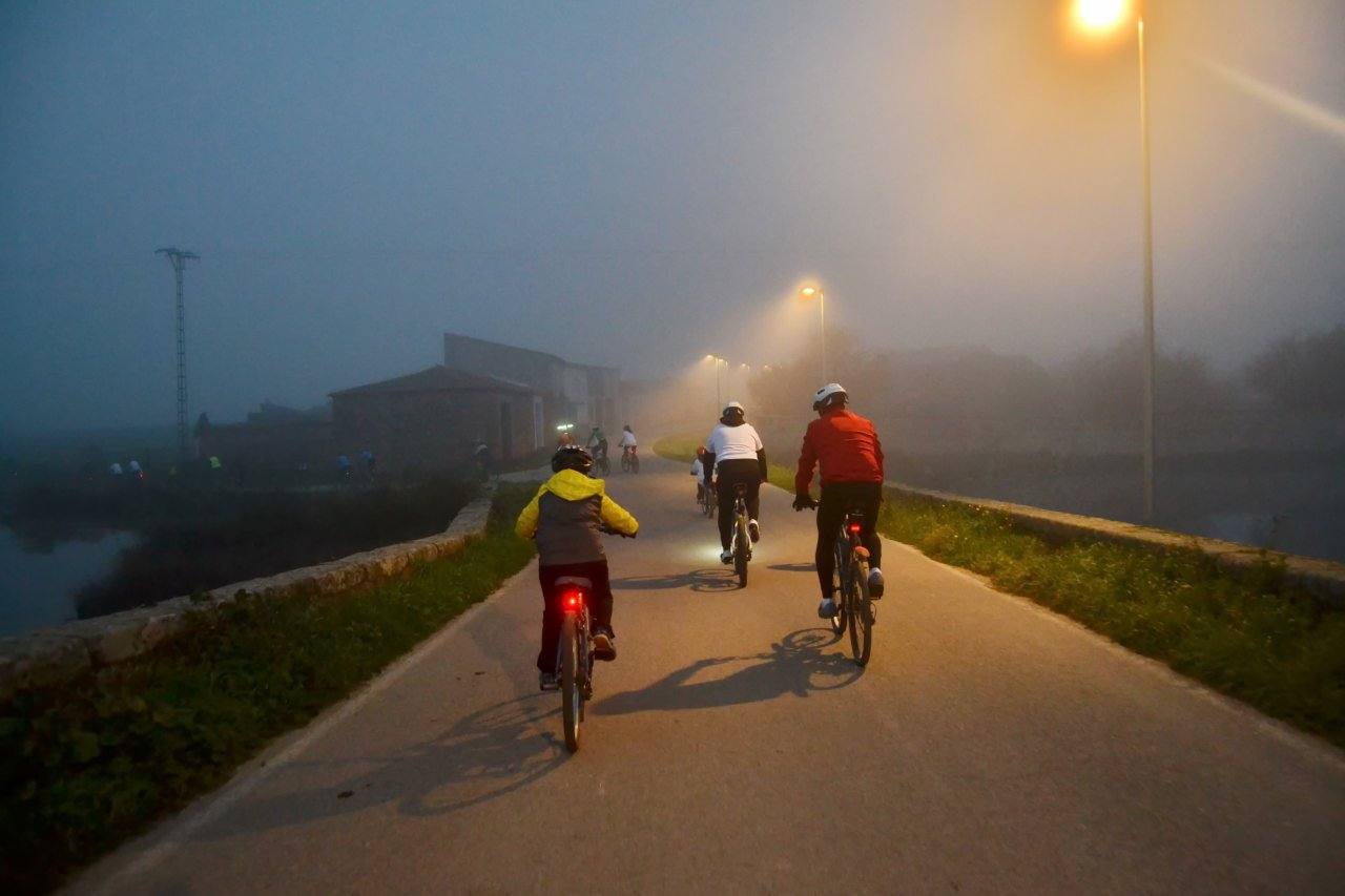 Ruta ciclista nocturna del año pasado a su paso por el puente San Marcos. 