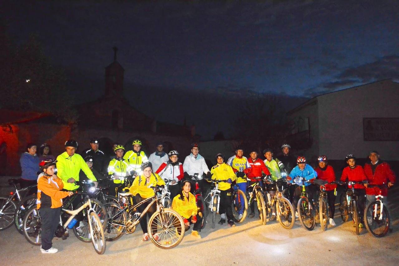 La ruta ciclista nocturna congrega a 35 osados participantes de todas las edades