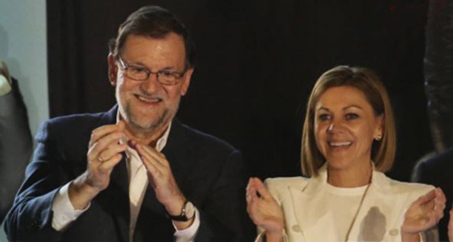 Rajoy junto a Cospedal en el balcón de Génova. 