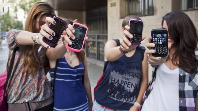 Jóvenes con sus móviles 