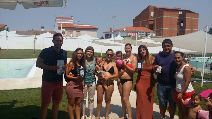 Durante la campaña informativa llevada a cabo esta mañana en la piscina municipal. 