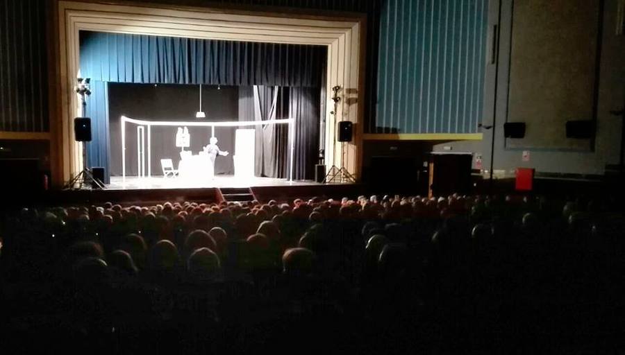 En el Cine Teatro durante la representación de 'Como una bolsa de rafia'. 