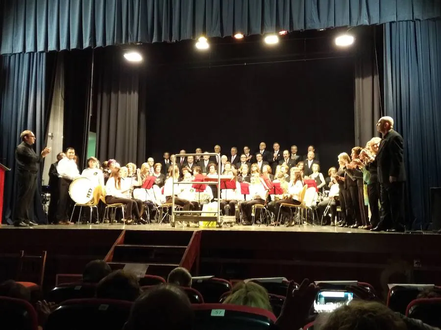 La Coral La Luzena junto a la Coral 'Amigos de la Música' y la banda municipal interpretando el Himno de Extremadura. 