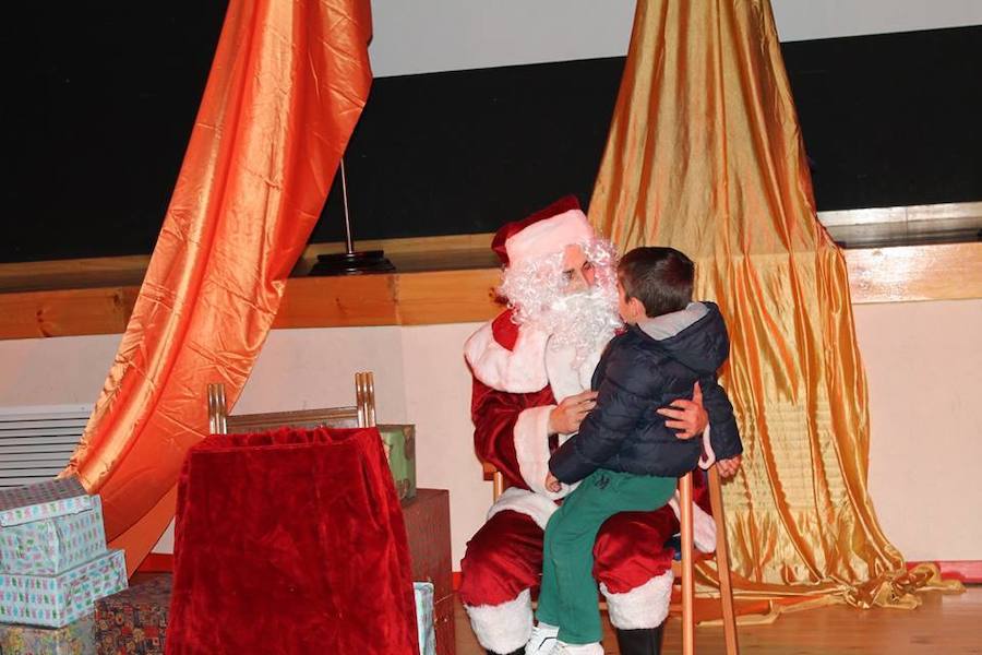 Papa Noel en años anteriores recibiendo las cartas de los niños. 