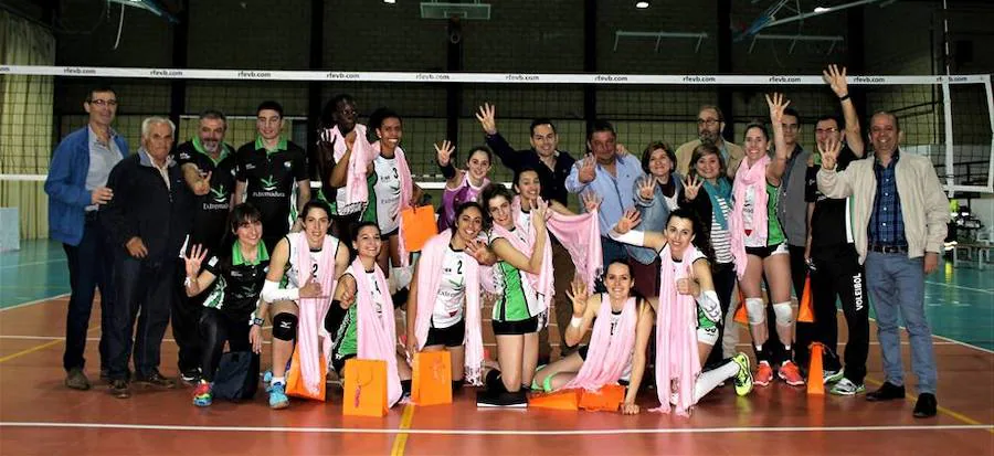 Las jugadoras lucen el pañuelo regalado por el Ayuntamiento. 