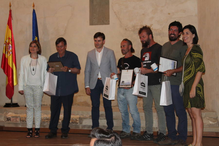 Premiados  con el Candil La Dehesa en el momento de la entrega de una encina de la Dehesa Arroyana. 