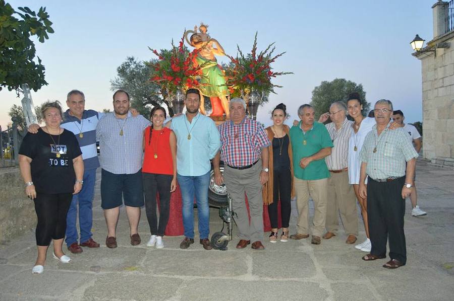 Nueva directiva junto al Santo. 