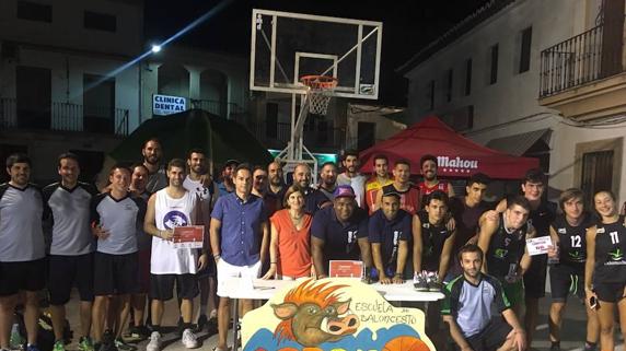 Fotografía de las autoridades con los ganadores de las todas modalidades