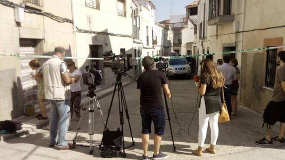 Los medios en la calle de Arroyo de la Luz en la que mataron a Sofía Tato.