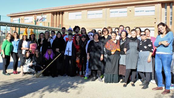 Profesores y madres durante el día de las castañas 