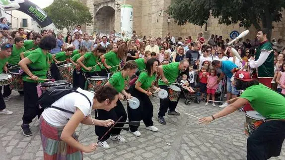 Actuación del grupo Batuka Traka durante el día de la Tenca celebrado en Arroyo de la Luz el pasado agosto