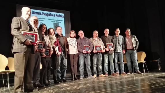 Foto de los premiados con las autoridades 