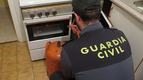 La Guardia Civil investiga a dos personas, supuestas autoras de un delito continuado de estafa y otro de falsedad documental
