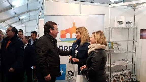 El presidente de la Junta de Extremadura, Fernandez Vara, se acerca al stand de Arroyo de la Luz en FIO