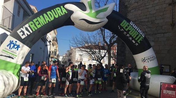 Corredores en la línea de salida antes de comenzar la carrera
