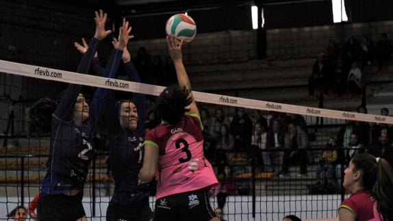 Gabi Silva en una acción de ataque ante Feel Volley Alcobendas 