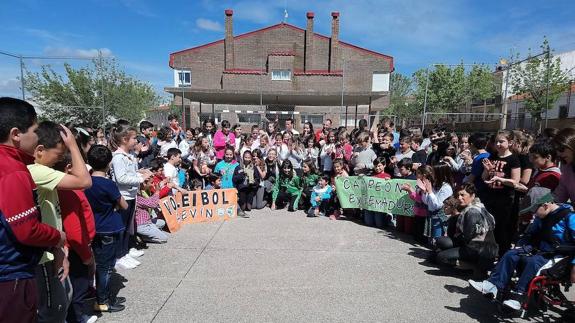 Campeonas de Extremadura junto a sus compañeros de colegio