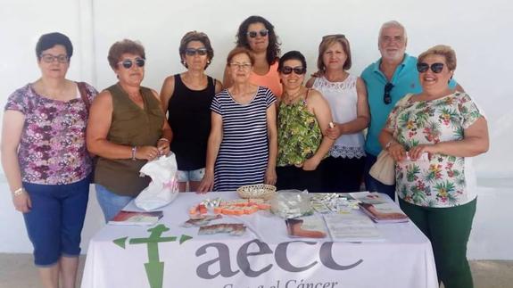La AECC de Arroyo de la Luz en la piscina municipal 