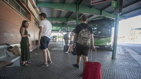 Usuarios de la estación de autobuses ayer por la tarde. 