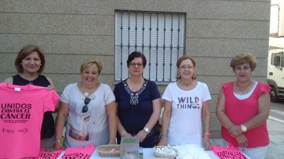 Miembros de la Junta Local durante la venta de camisetas 