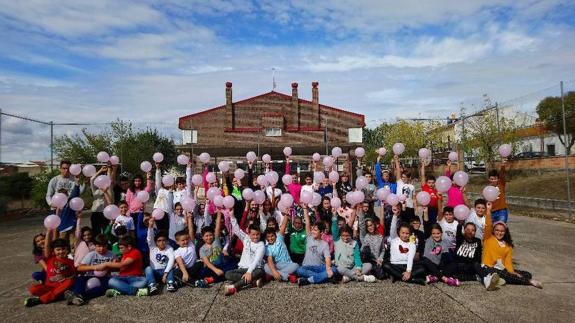 El CEIP Nuestra Señora de la Luz levanta la mano en el Día Mundial Contra el Cáncer de Mama