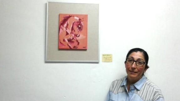 Mª Luz Tejado junto a una de sus obras 