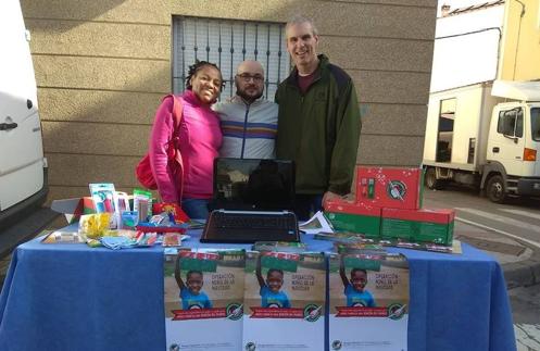 Voluntarios en el puesto de recogida en el mercadillo de los jueves 