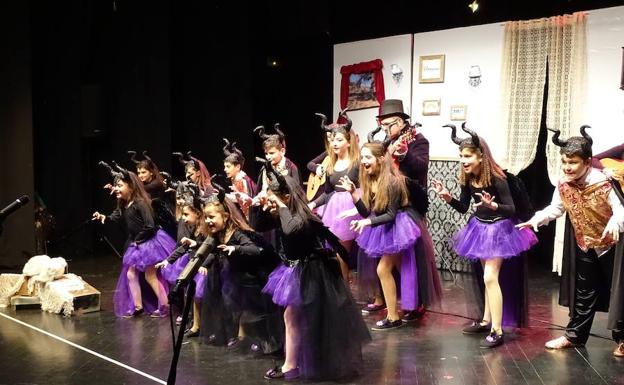 Chirigota infantil del taller de carnaval dirigido por Basilio Torremocha. 