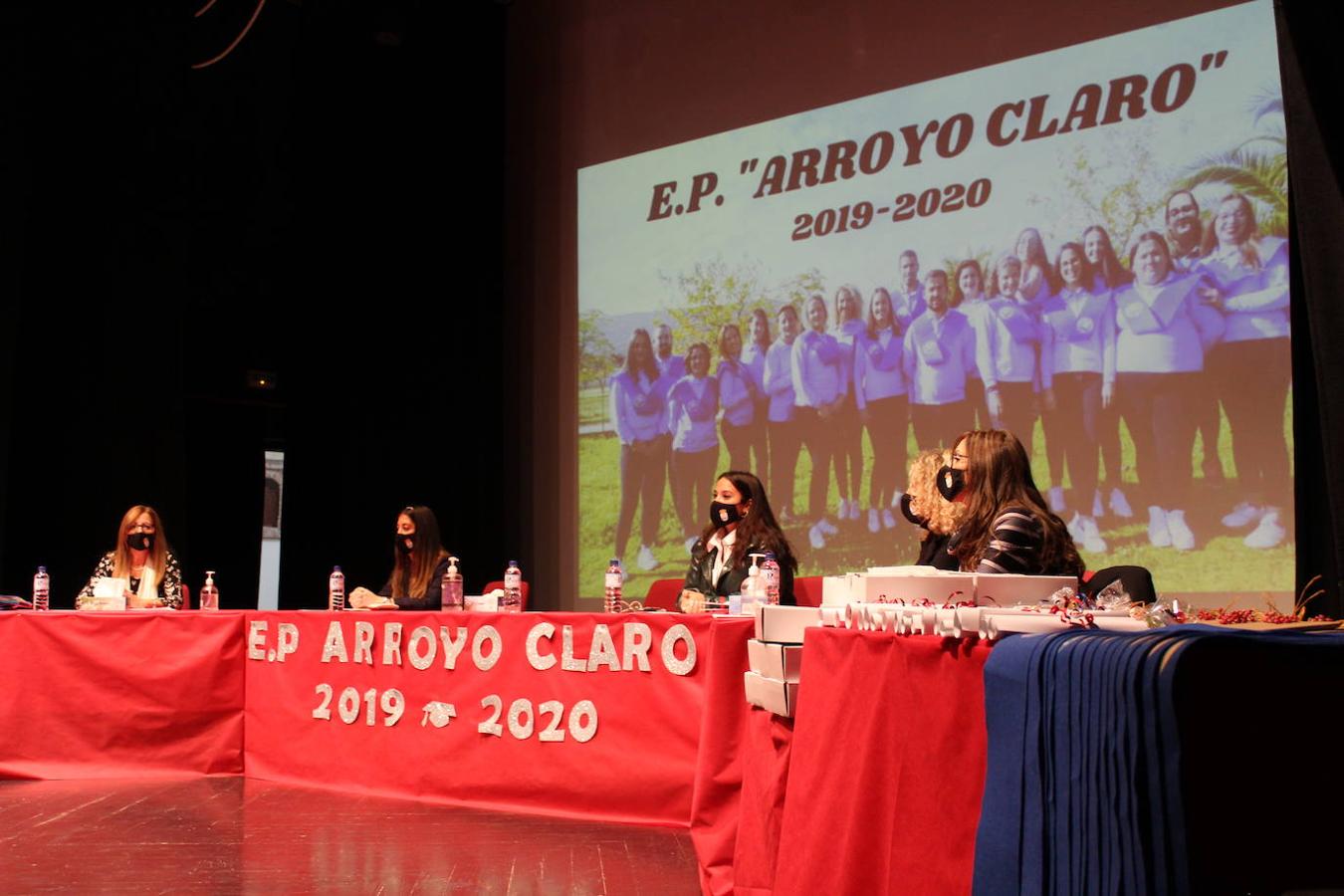 Miembros del Ayuntamiento y del equipo de la escuela compartieron mesa respetando la distancia de seguridad