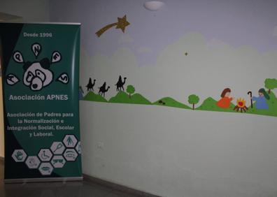 Imagen secundaria 1 - Arriba, dos usuarios homenajean en el calendario a la Guardia Civil y la Policía Nacional. Abajo, el portal de Belén y los adornos navideños hechos por los propios miembros de la asociación.