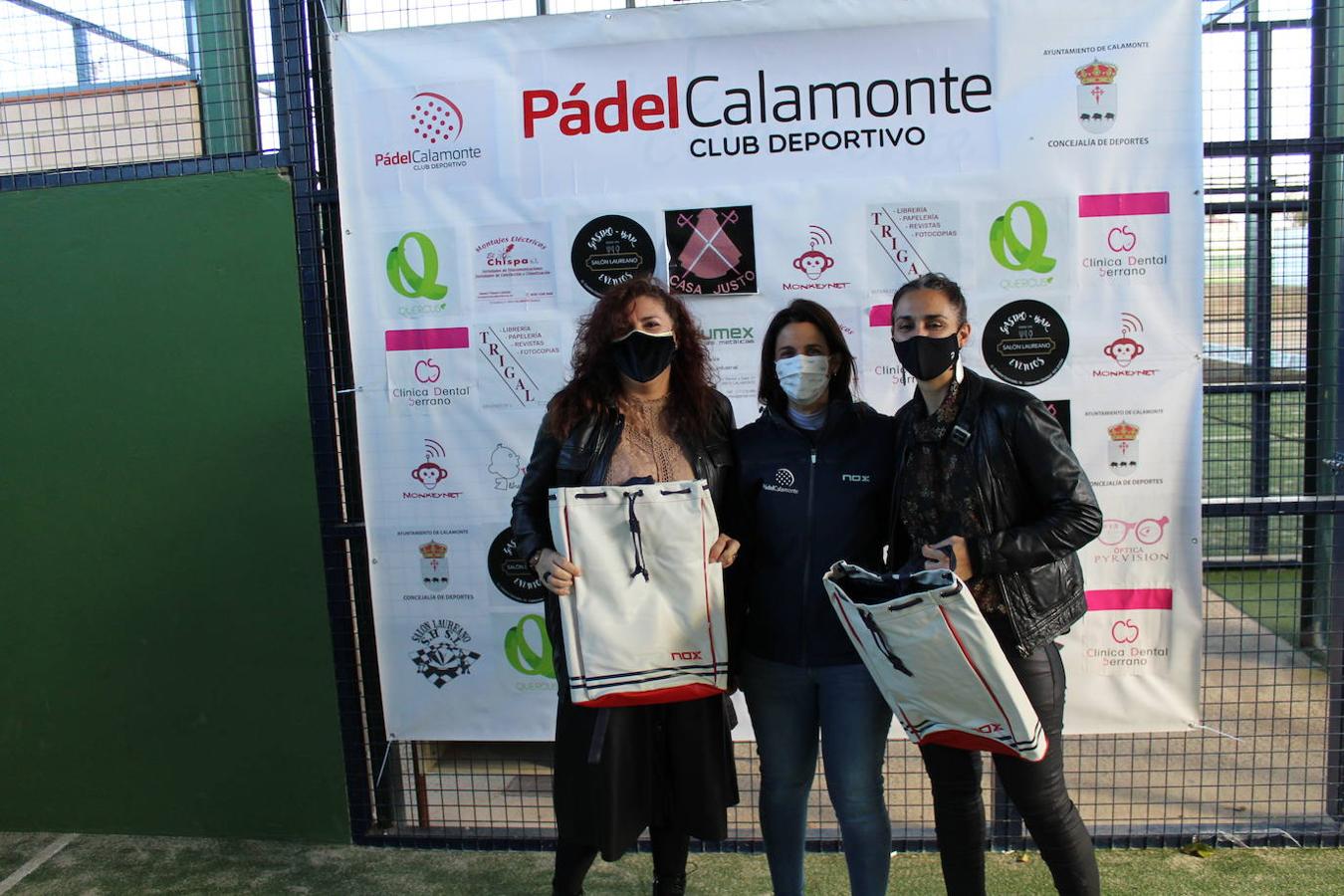 Maite Moreno y Laura Rodríguez recogieron su premio de subcampeonas de la 1ª femenina ante la ausencia de Mª José Trinidad y Paula Suárez, que lo harían por la tarde