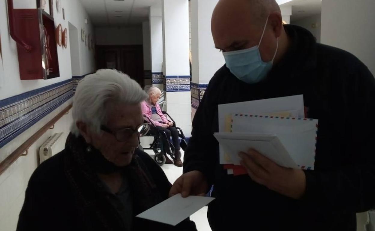El director de la Casa San José, el sacerdote Arturo Ureña, entrega algunas de las cartas
