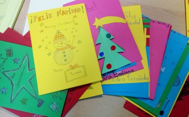 Imagen principal - Los niños del CEIP Federico García Lorca enviaron sus tarjetas (arriba), algunas de las cuales se mantuvieron en cuarentena (abajo a la izquierda) hasta ser entregadas a los usuarios (abajo a la derecha)