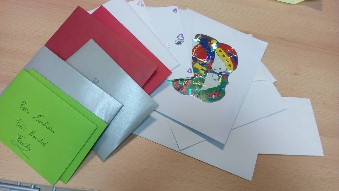 Imagen secundaria 1 - Los niños del CEIP Federico García Lorca enviaron sus tarjetas (arriba), algunas de las cuales se mantuvieron en cuarentena (abajo a la izquierda) hasta ser entregadas a los usuarios (abajo a la derecha)