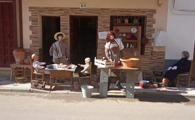 Imagen principal - Vale Molina ha recreado escenas tan cotidianas como una merienda (arriba) o la entrada a una mina (abajo a la izquierda), aunque este año ha decidido homenajear a los grandes protagonistas de la pandemia (abajo a la derecha)