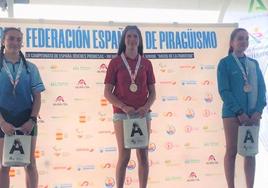 Telma en el centro, con su medalla de oro.