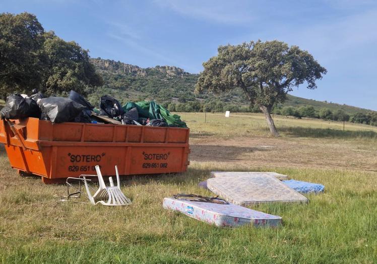 Imagen principal - Aparecen daños en el parque de San Isidro y zonas cercanas al mismo