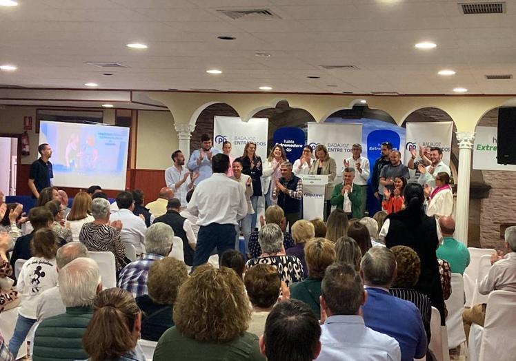 Imagen principal - Más de 200 personas asistieron al acto de presentación.