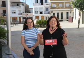 Dolores Enrique, alcaldesa de Calamonte, junto a María Teresa Macías, candidata al Senado, en Calamonte.