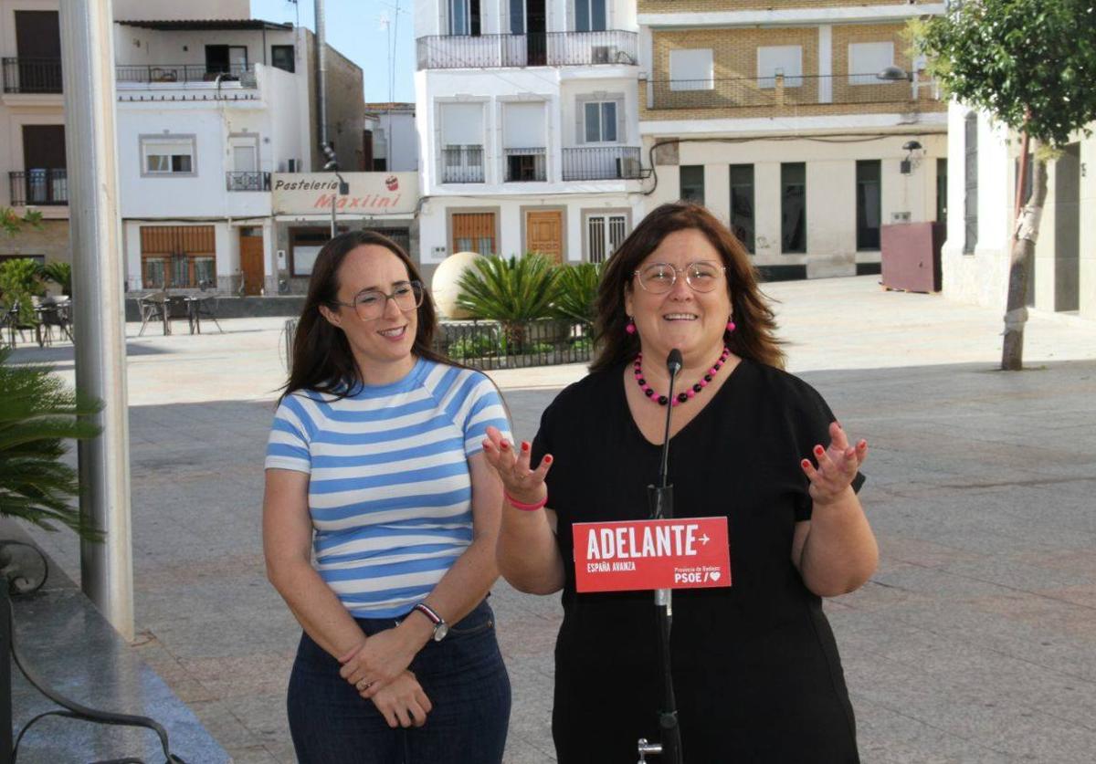 María Teresa Macías, candidata al Senado, estuvo en Calamonte acompañada de Dolores Enrique, alcaldesa de la localidad