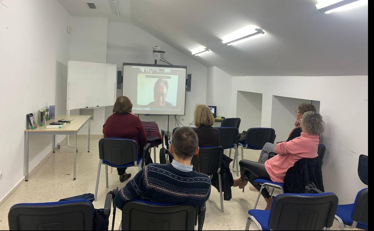 La Biblioteca Municipal de Calamonte participó en el encuentro virtual con Luis Landero