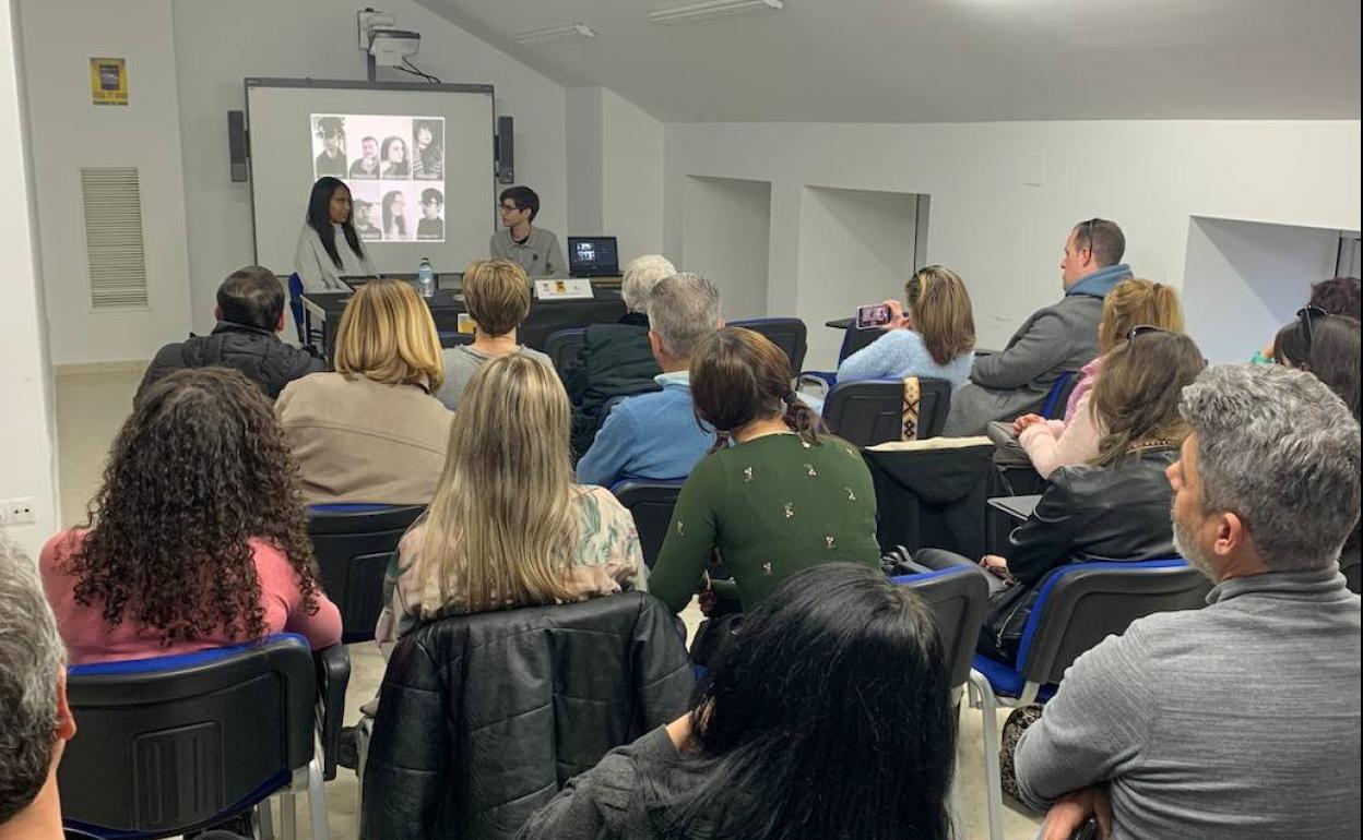 Gran asistencia de público a la presentación de la novela 'Wild pólice story'