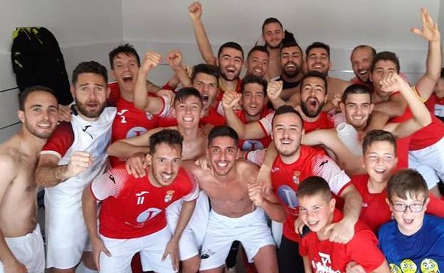 Los jugadores del 'Campa' celebrando la victoria en Torremejía. 