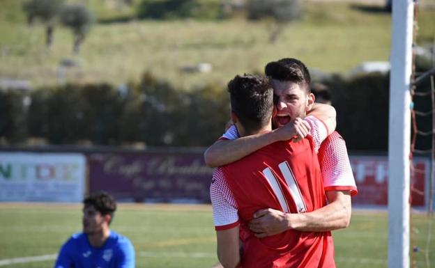 Enrique Franco celebra un tanto con un compañero. 