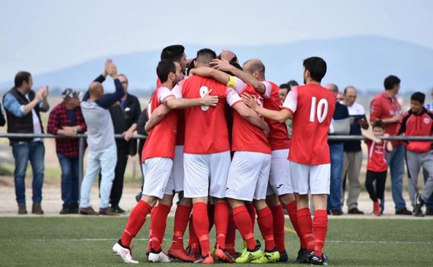 Los jugadores del 'Campa' celebrando el gol de Enrique. 