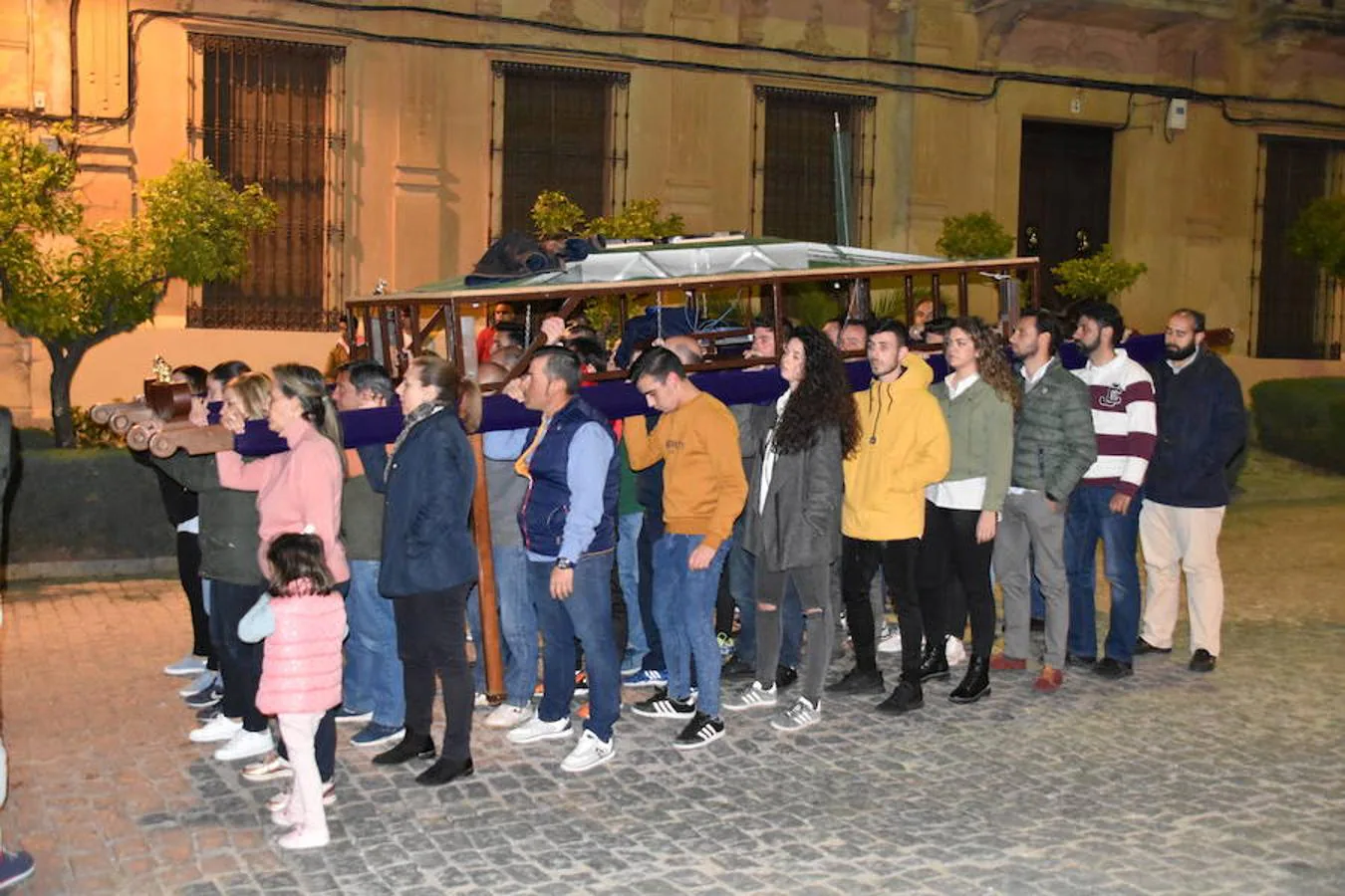 Este próximo Domingo de Ramos arrancan los desfiles procesionales de la Pasión campanariense. Durante estos días, se han podido ver a las distintas cuadrillas de costaleros de todos los pasos, ensayando para sus noches más esperadas