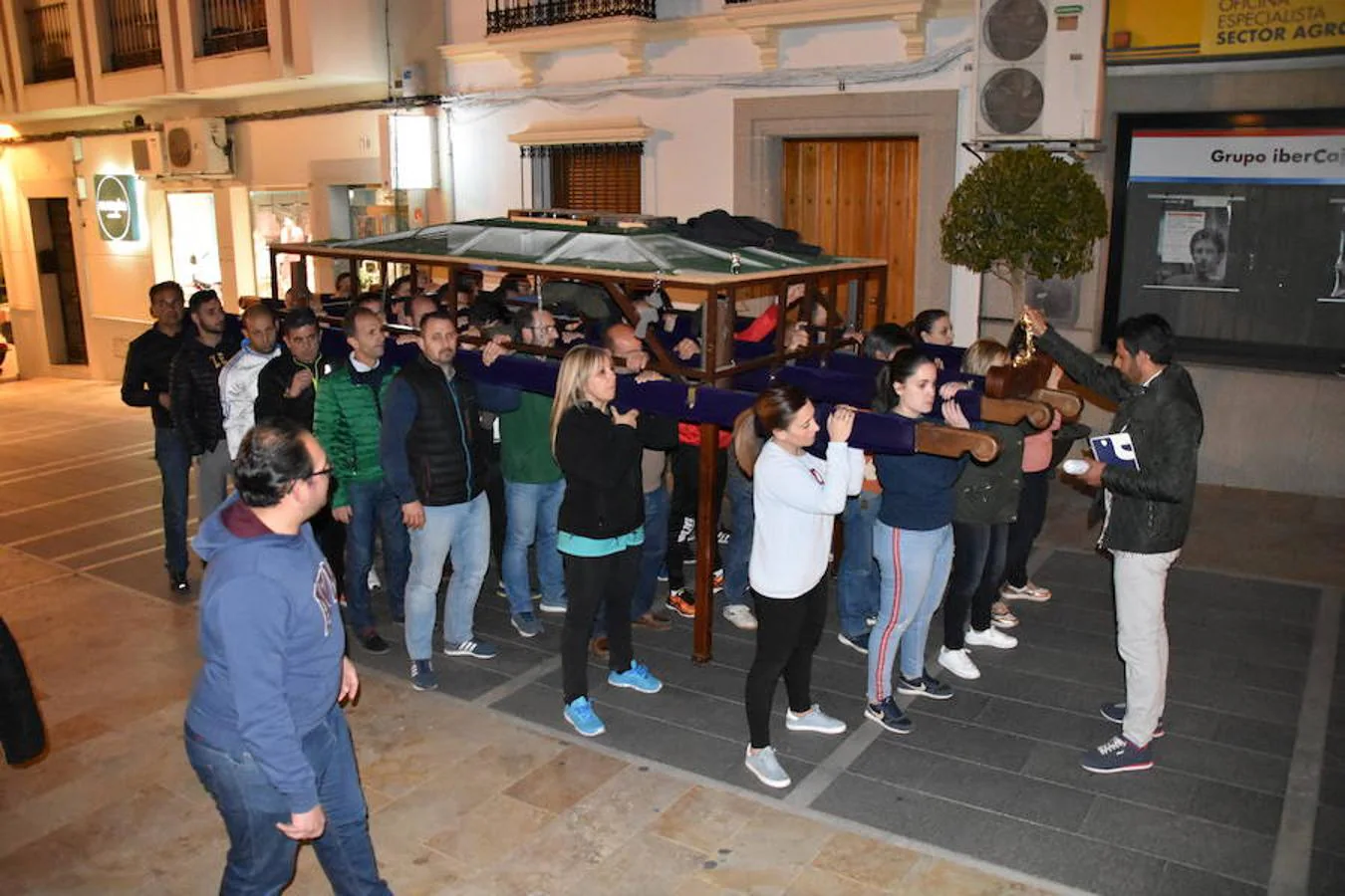 Este próximo Domingo de Ramos arrancan los desfiles procesionales de la Pasión campanariense. Durante estos días, se han podido ver a las distintas cuadrillas de costaleros de todos los pasos, ensayando para sus noches más esperadas