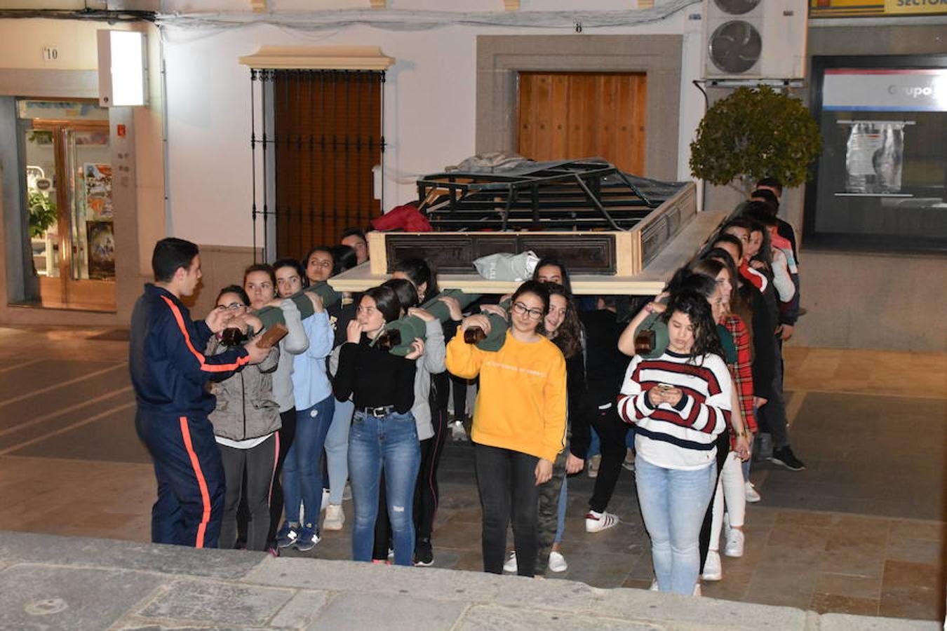 Este próximo Domingo de Ramos arrancan los desfiles procesionales de la Pasión campanariense. Durante estos días, se han podido ver a las distintas cuadrillas de costaleros de todos los pasos, ensayando para sus noches más esperadas