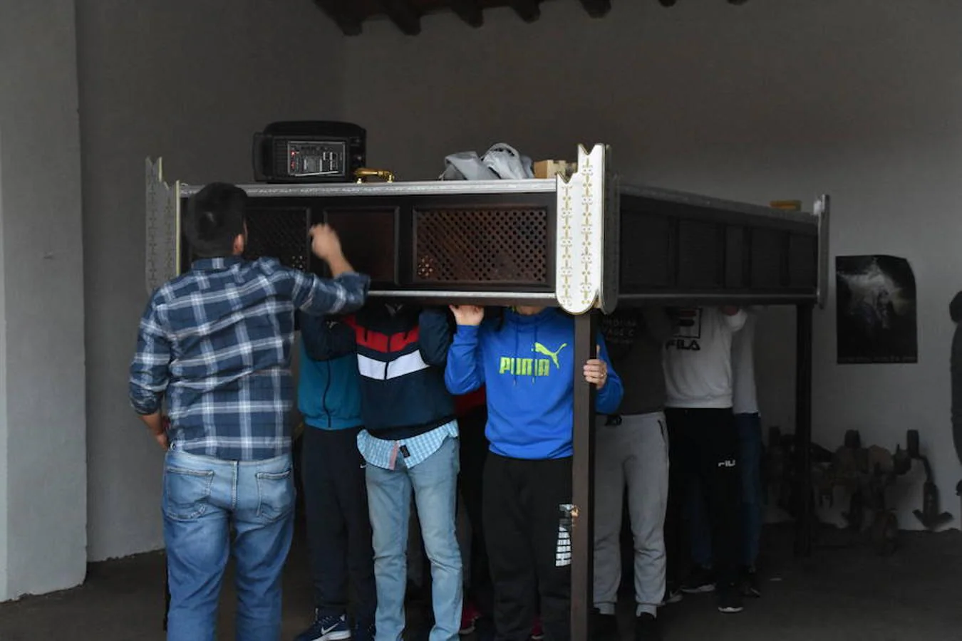 Este próximo Domingo de Ramos arrancan los desfiles procesionales de la Pasión campanariense. Durante estos días, se han podido ver a las distintas cuadrillas de costaleros de todos los pasos, ensayando para sus noches más esperadas